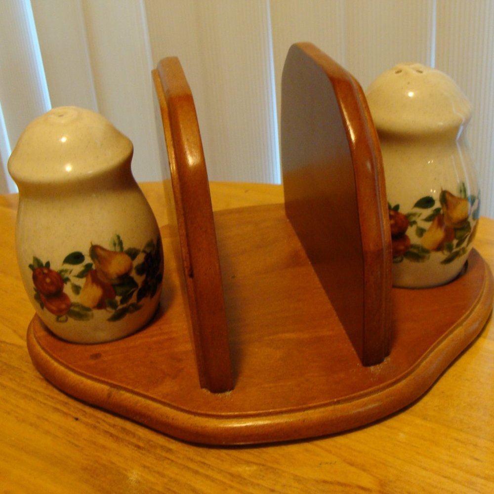 napkin holder with salt/pepper shakers